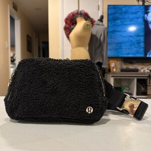 Lululemon Athletica Fleece Black Everywhere Belt Bag Sherpa